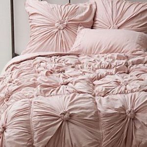 Lazybones/Anthropologie rosette quilt in pink
